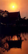 thailand_temple_sunset.jpg (39842 byte)