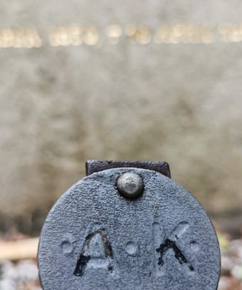 Grave marker "AK"